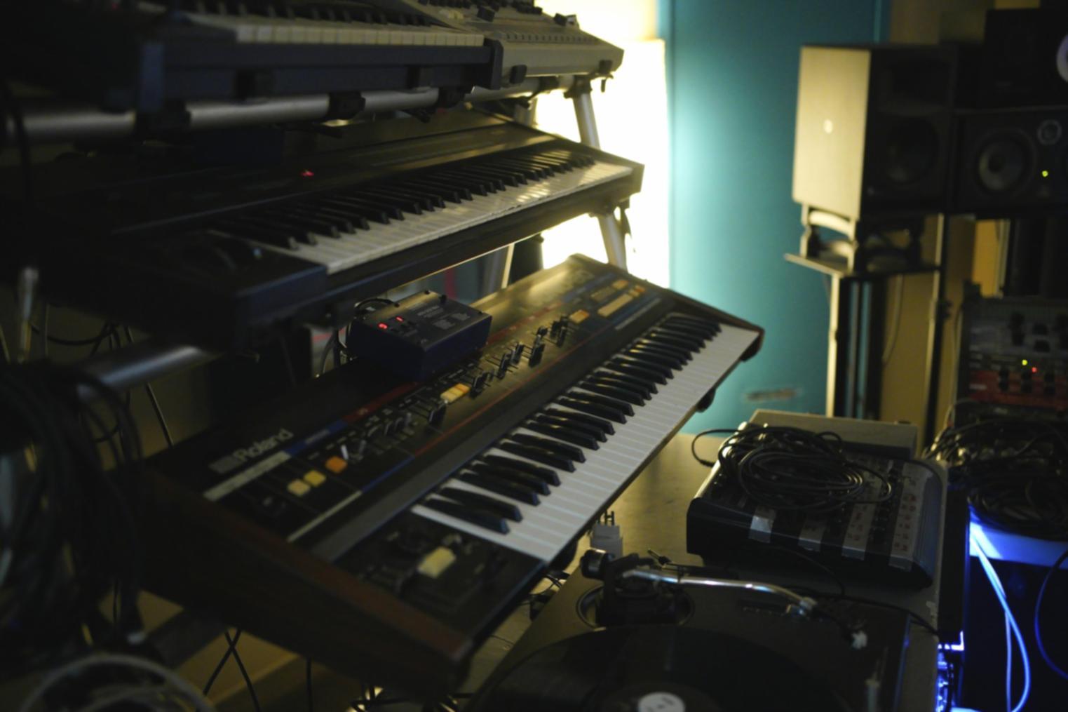 Estudiantes de composición musical trabajando en colaboración